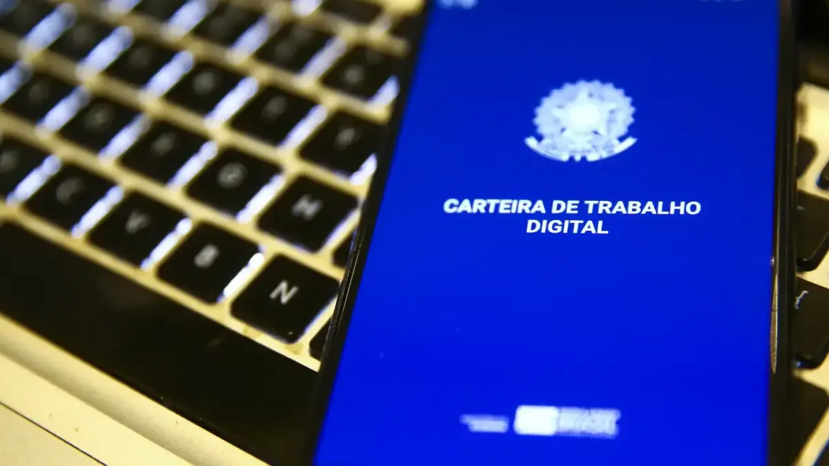 Carteira de trabalho digital aberta na tela de um celular, ilustração da taxa de desemprego de 5,2% no 3º trimestre de 2026