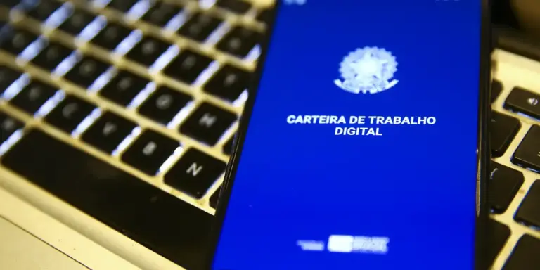 Carteira de trabalho digital aberta na tela de um celular, ilustração da taxa de desemprego de 5,2% no 3º trimestre de 2026
