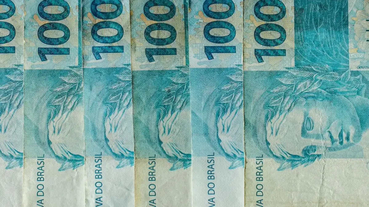 Cédulas de R$ 100 enfileiradas, ilustrando a alíquota de referência da CBS calculada pelo TCU