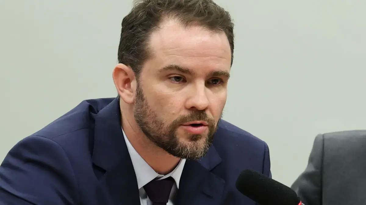 Ministro da Fazenda, Dario Durigan, fala ao microfone em comissão da Câmara; ele anunciou o envio da MP do Imposto Seletivo