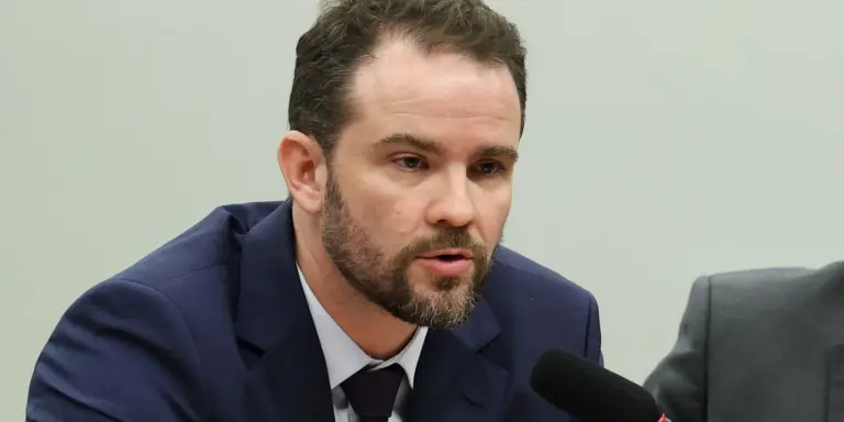 Ministro da Fazenda, Dario Durigan, fala ao microfone em comissão da Câmara; ele anunciou o envio da MP do Imposto Seletivo