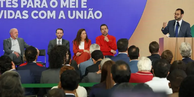 Presidente Lula em cerimônia no Planalto que sancionou o projeto do Prospera MEI, com novo teto de faturamento e perdão de dívidas