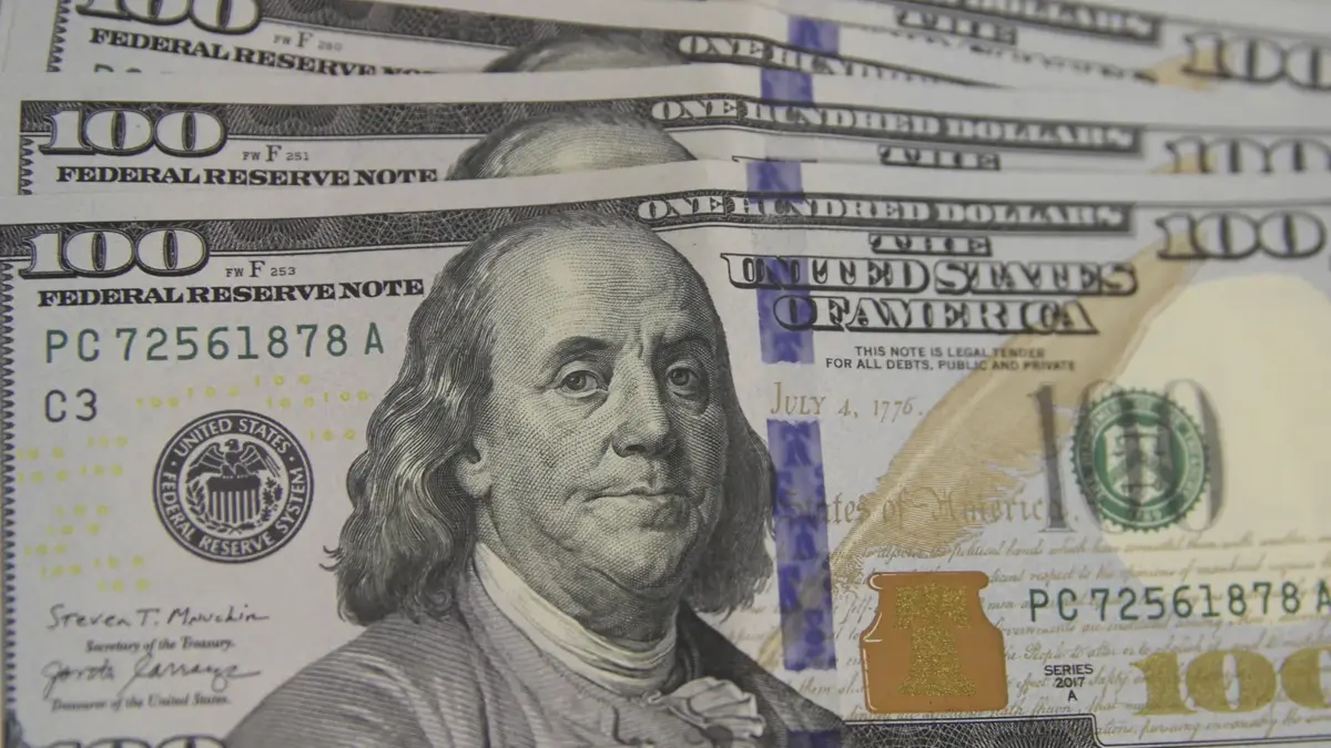 Notas de cem dólares enfileiradas, ilustração da alta de 9,15% do dólar na semana até 30 de outubro de 2026